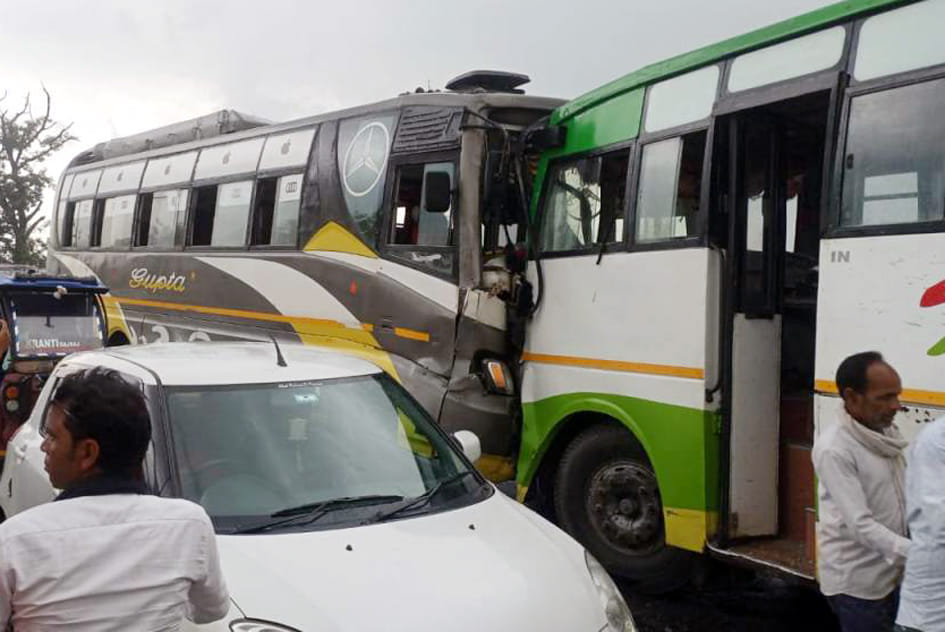 Private buses collide head-on on Sharda bridge, six injured