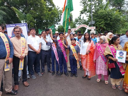 Shahjahanpur News: स्वच्छता रैली निकालकर किया जागरूक Raised awareness by taking out cleanliness rally