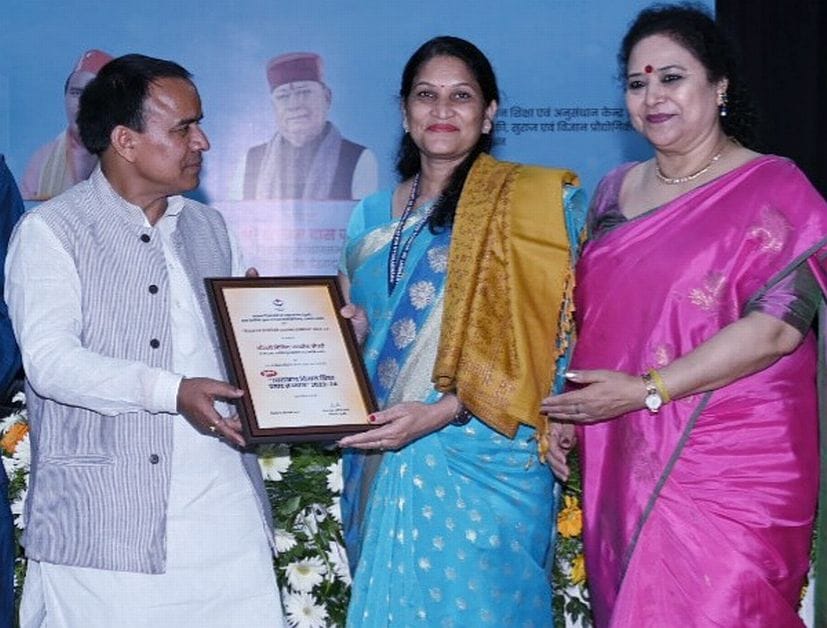 Teacher vineeta honored