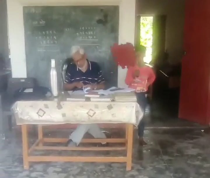 Student made hand fan to avoid heat