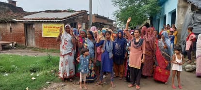 Women took to the streets to protest against the liquor shop