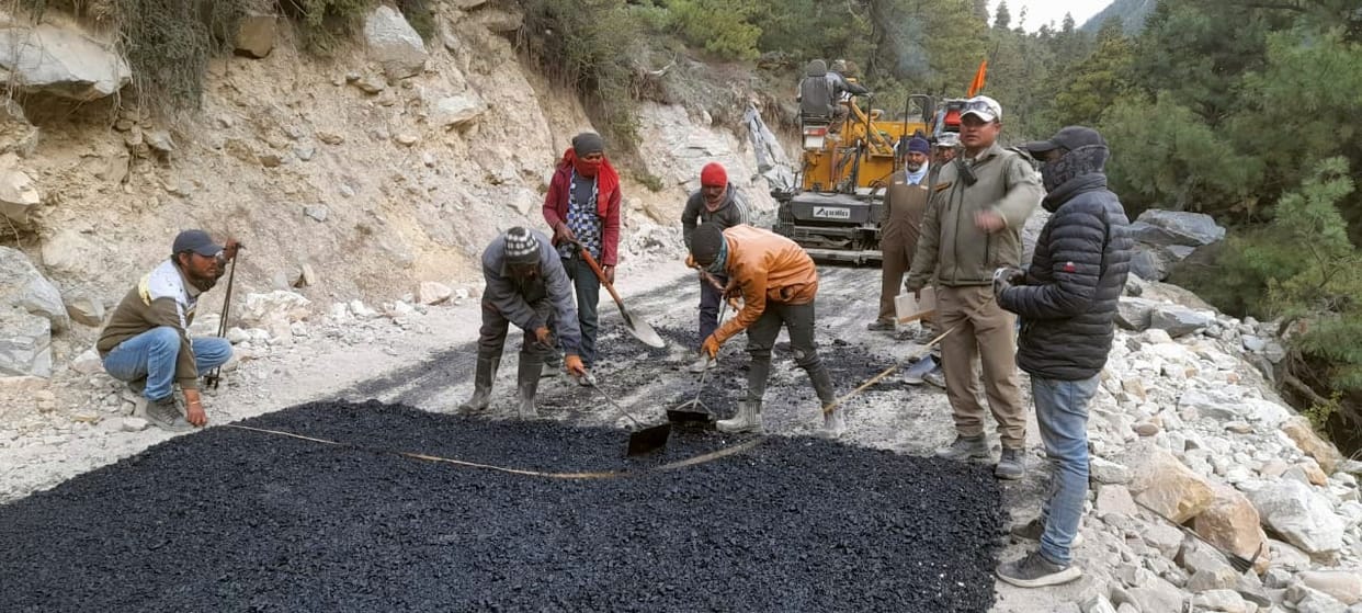 Asphalt work going on rapidly in China border road