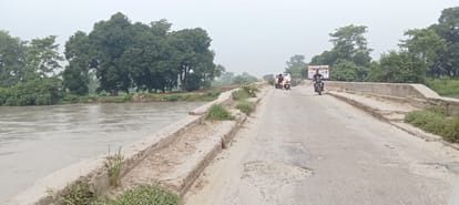 The old bridge is not fit for use, the construction of the new one is stuck due to lack of NOC.