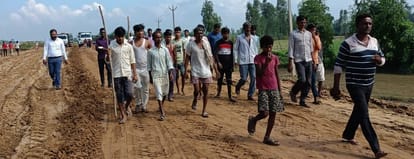 Villagers stopped the construction work of Ganga Expressway due to non-construction of underpass.