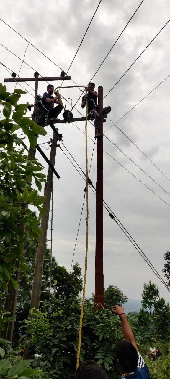 Electricity board is putting workers on poles without safety