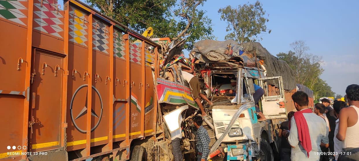 Collision between two trucks, driver of one dead, condition of the other critical