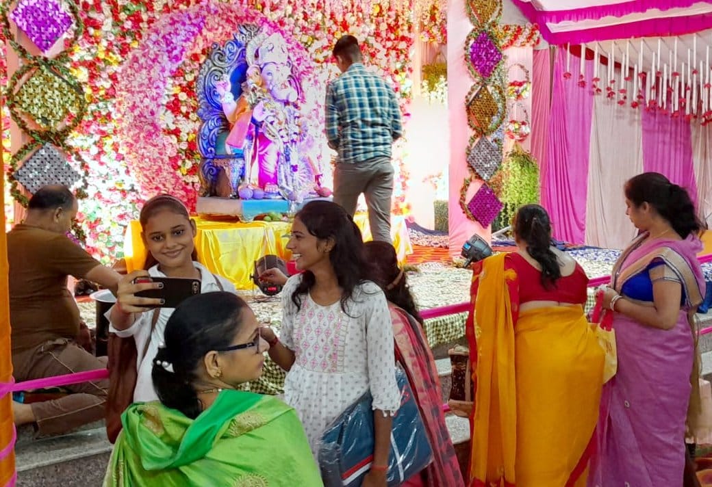 Echoing praises of Ganpati Bappa Moriya, Mangalmurti Moriya