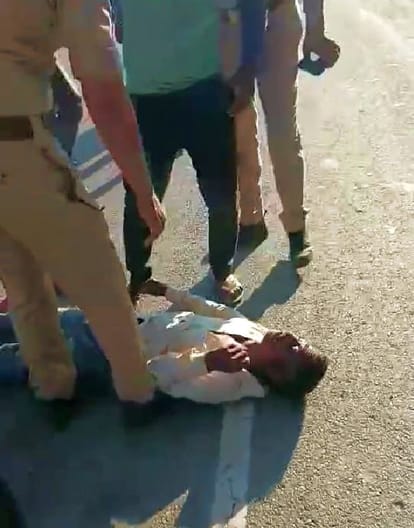 Dead body found lying on the roadside, angry family members blocked the road