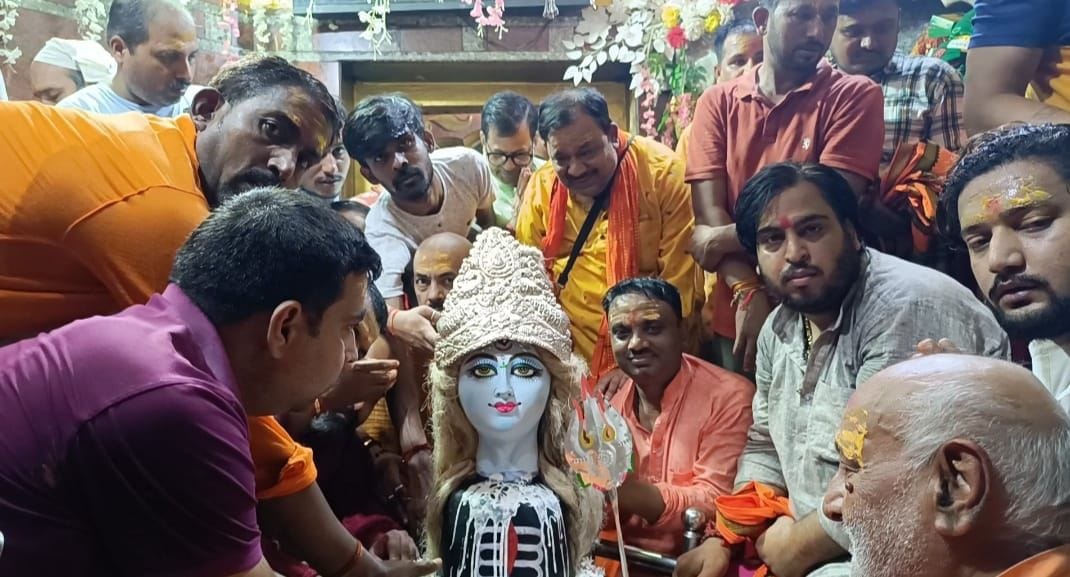 Shiva devotees become emotional after seeing Ardhanarishwar.