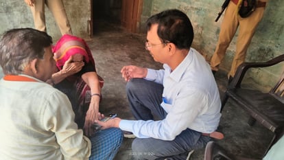 पति-बेटे की हो चुकी है हत्या: 22 वर्ष बाद कब्जा पाकर गांव पहुंचीं, घर में पैर रखते ही फफक पड़ीं शांति santi Reached village after getting possession after 22 years in deoria