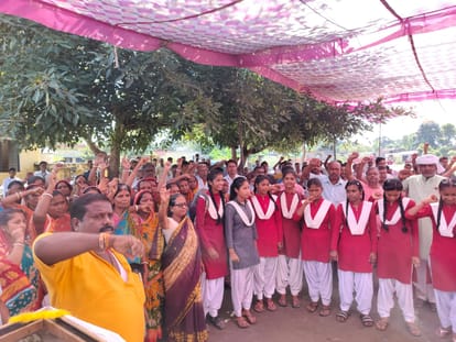 Girl students came in support of flood victims, raised slogans against the administration
