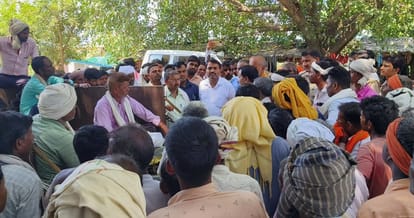 Blocked by placing dead body on tractor trolley