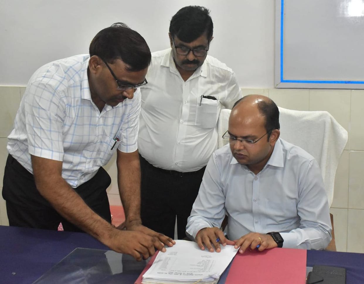 Pawan Aggarwal became DM for the first time and took charge