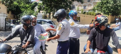 traffic police taught traffic rules to vehicle owners