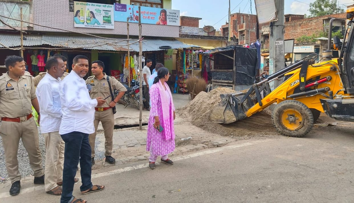 Bulldozer fired on encroachment, traders accused of partiality