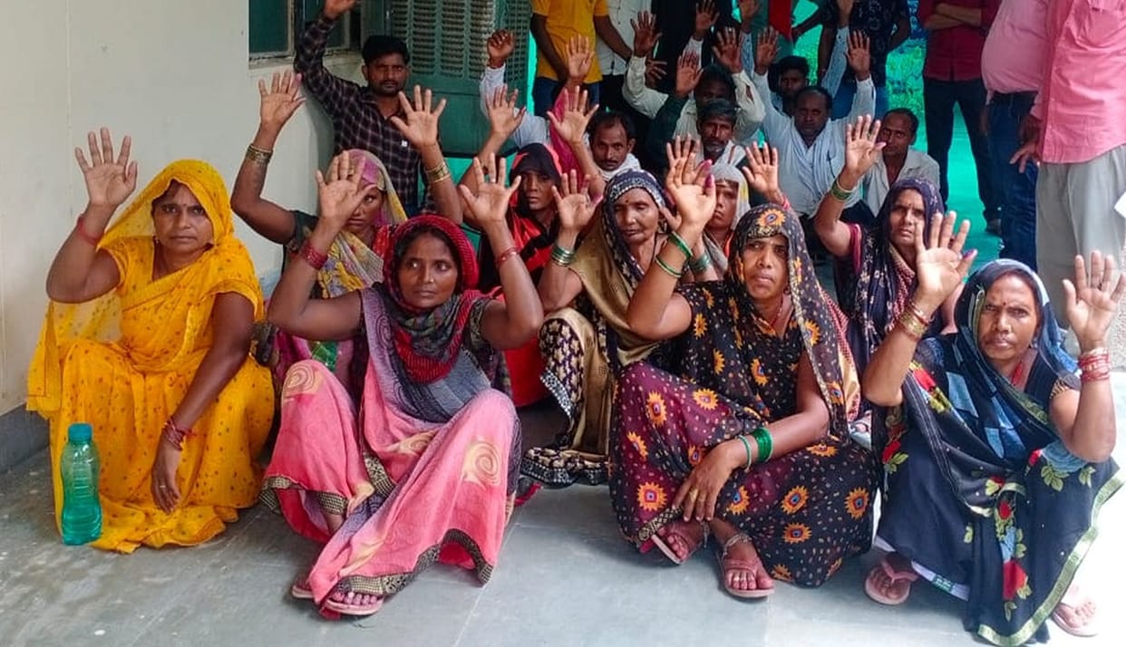 Demonstration of villagers, demand to bury the dead body of the married woman at another place