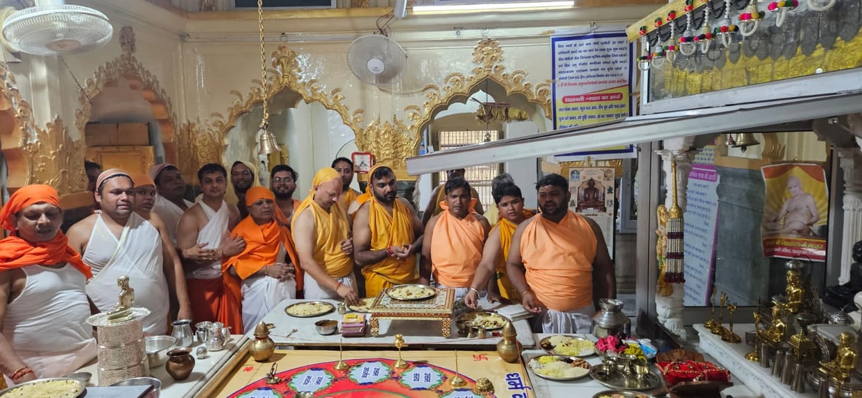 Devotees worshiped Uttam Kshama Dharma on the first day