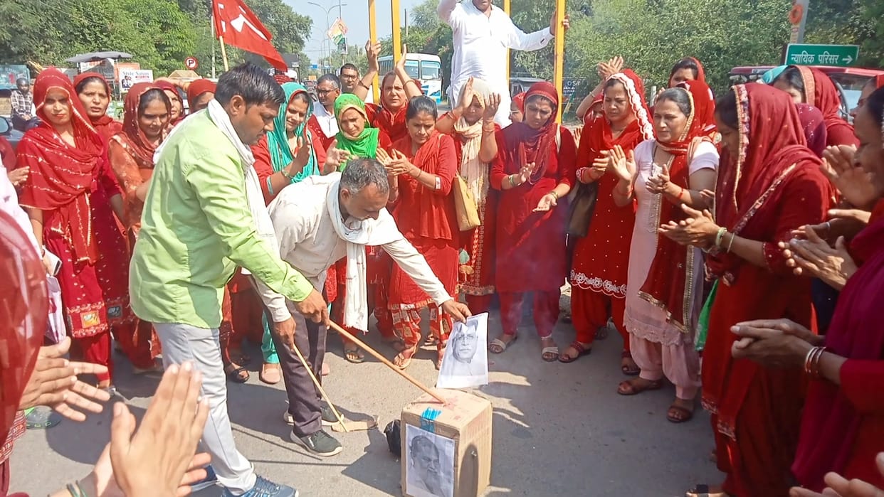 Asha workers burnt the effigy of the health minister