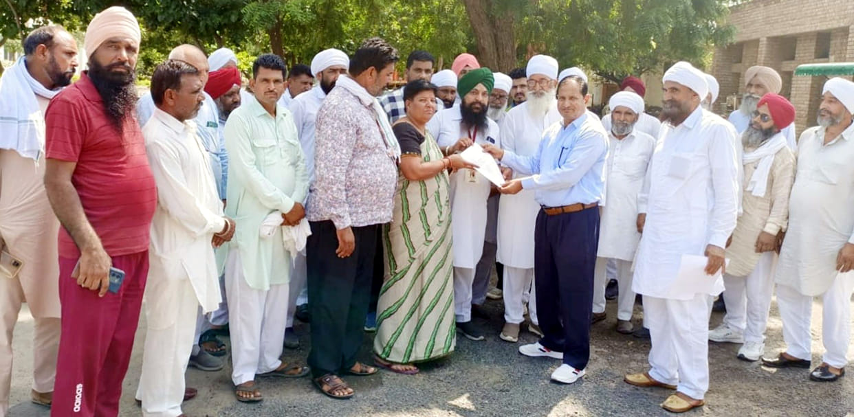 People associated with truck transporters gathered in Ellenabad, demanding ban on transportation of goods by tractor-trolley.