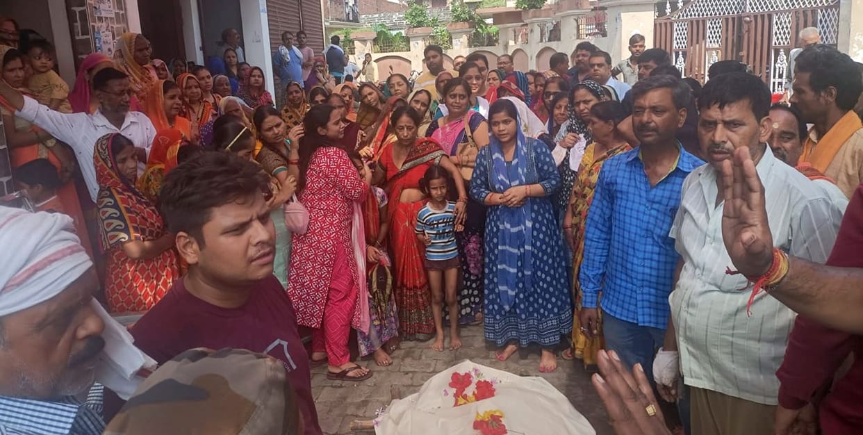 When Alok's bier woke up, Khushboo fainted, the father burst into tears, the younger brother lit his mouth.