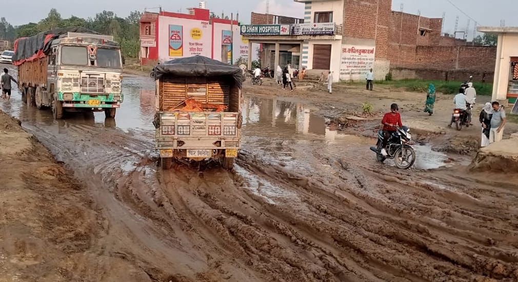 Mud spread on the highway as soon as the water of Ban river recedes
