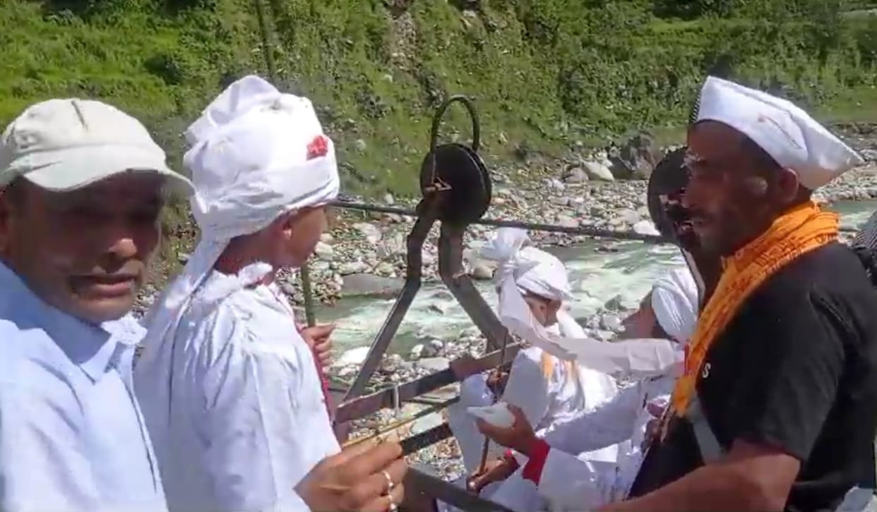 Devotees leave for Khartoli village with Brahma Kamal