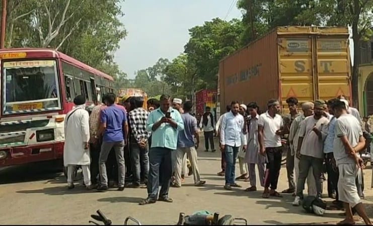 JE and contractor of tube well department died due to collision with truck