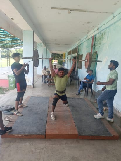 Selection of players for divisional weightlifting competition
