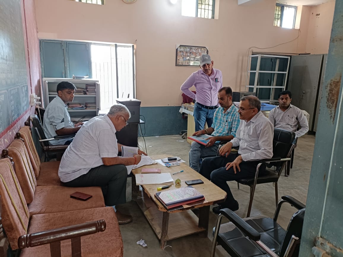 Chief Minister's flying squad raided the government school of Khyowali, many irregularities were found