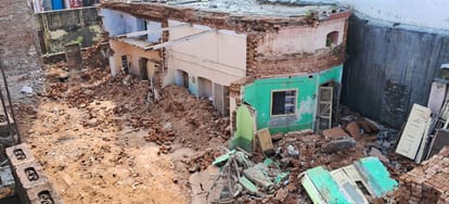 Wall fell while demolishing dilapidated house, worker died after getting buried under debris