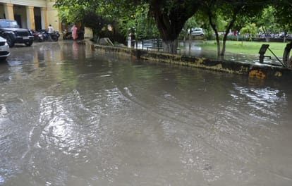 Budaun News: एक घंटे की बारिश से शहर लबालब City filled with rain for one hour