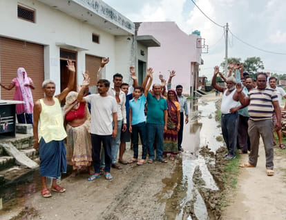 Villagers of Ambiyapur, affected by waterlogging, demonstrated