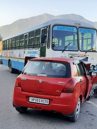 Bus and car collide near Kandaghat, five injured