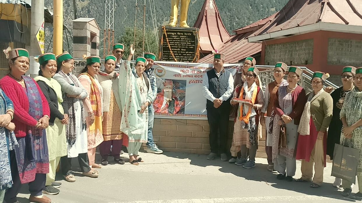 rampur news, bjp, distribute sweets in women reservation act