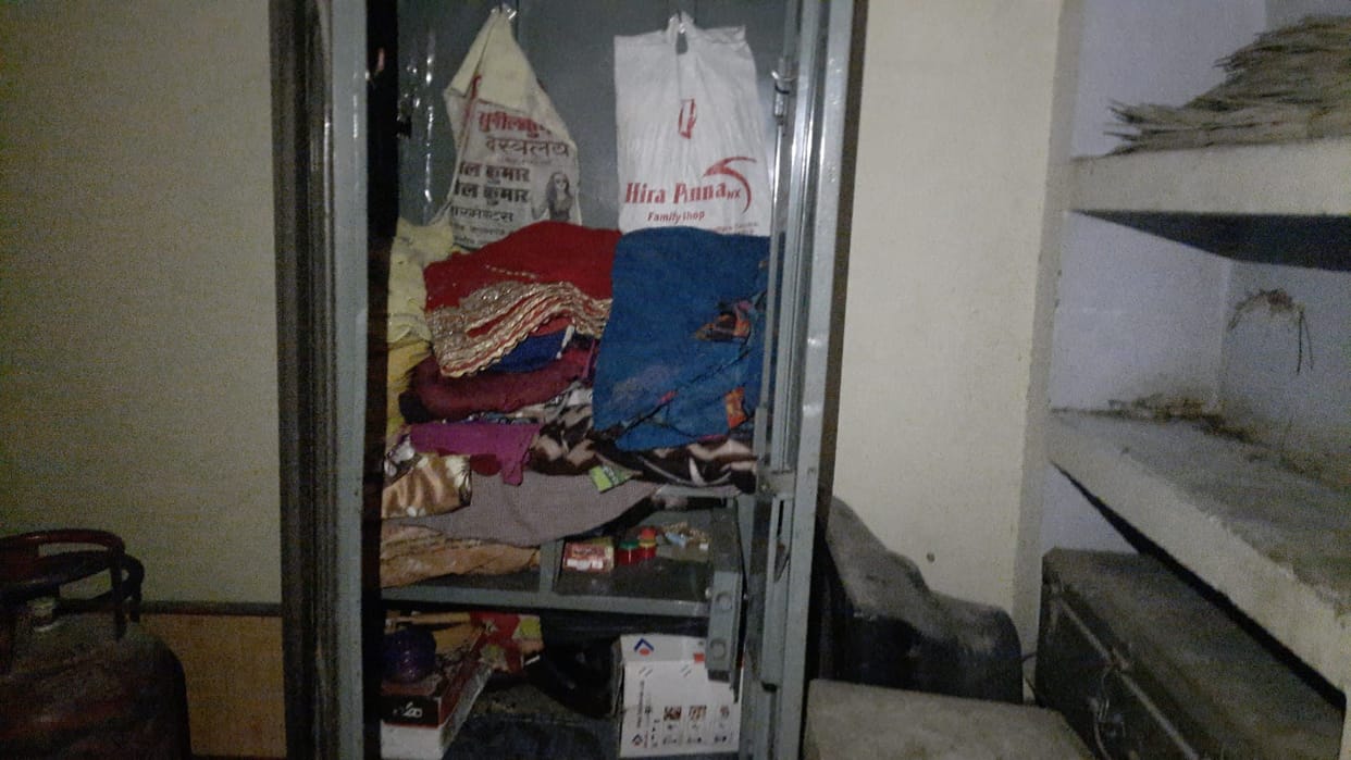 Theft in the houses of four including the inspector
