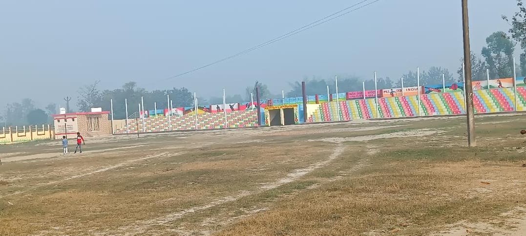 Electric pole in the middle of the playing field, increased problems for players