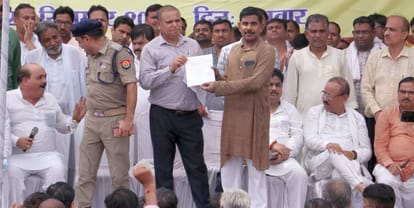 Budaun News: बीएसए के खिलाफ गरजे शिक्षक, दिया धरना Teachers roared against BSA, staged a protest