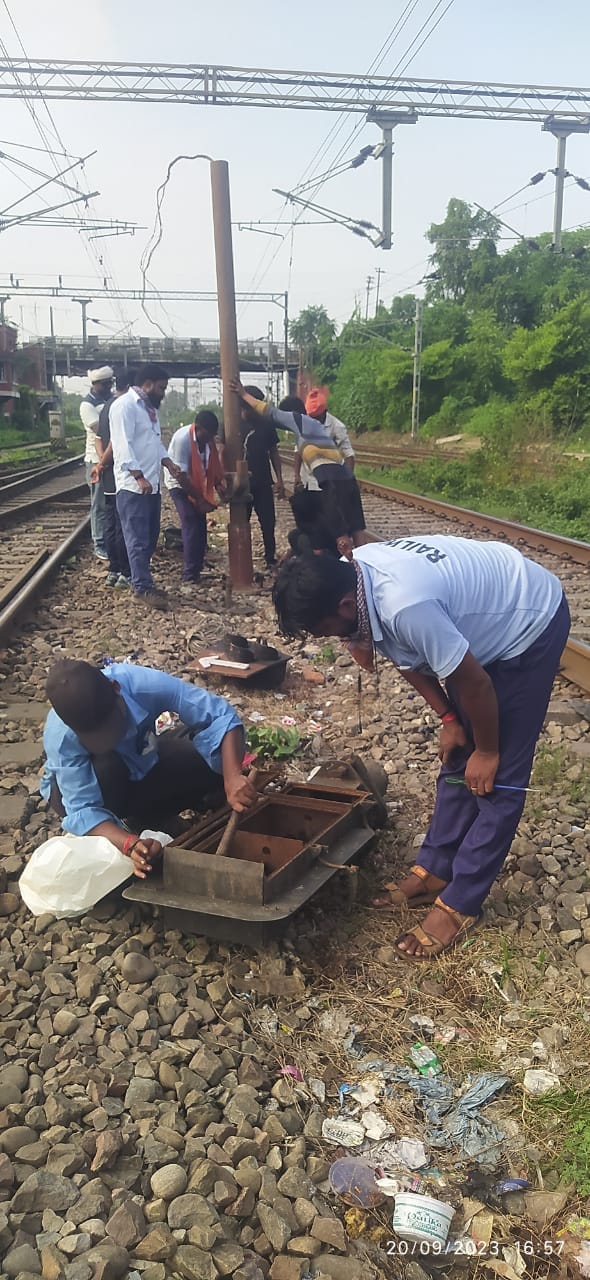 Signal broken due to goods train, trains passed after giving memo