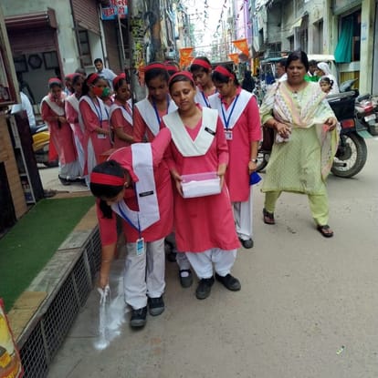 Seeing the girl students cleaning, the shopkeepers themselves started removing the garbage.