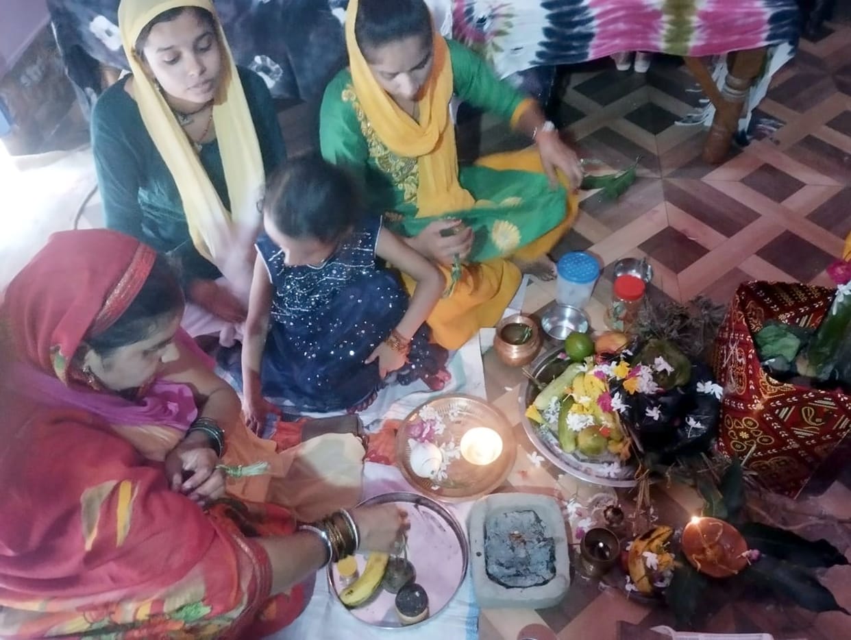 Women prayed for happiness and prosperity by worshiping the seven sages.