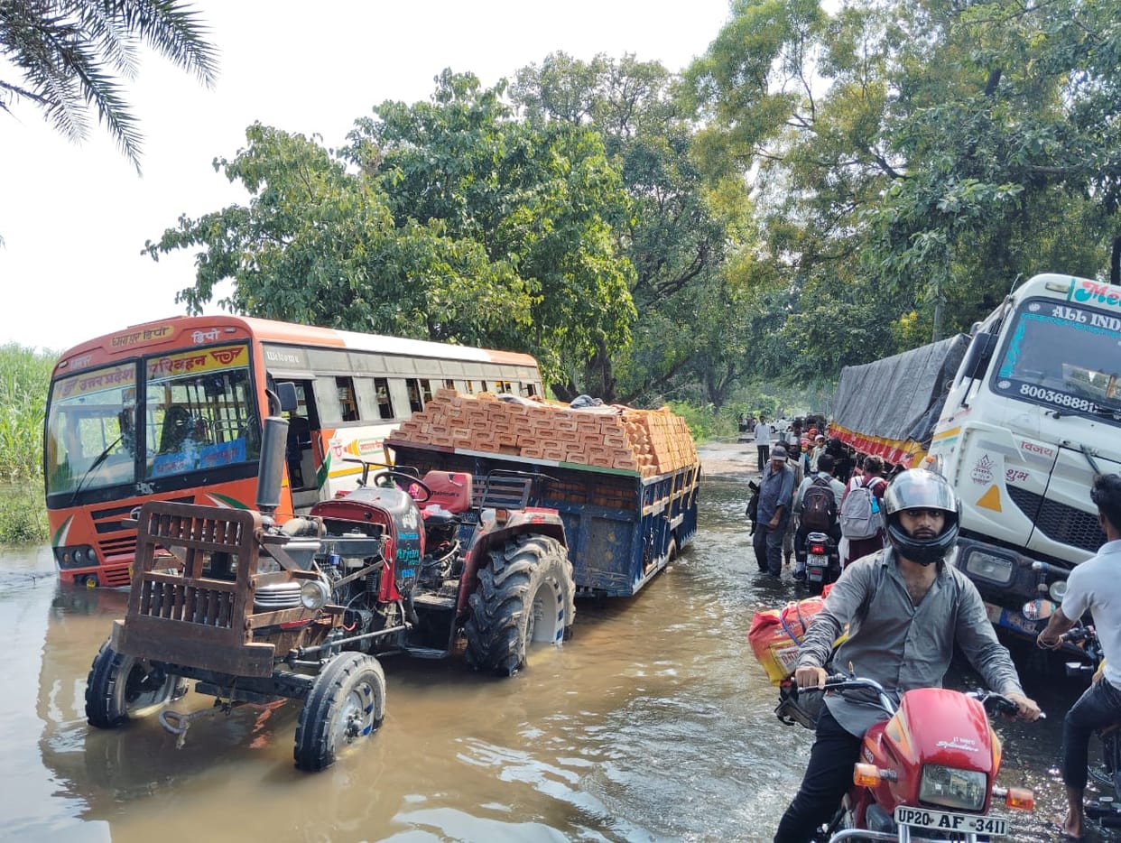 Movement of small vehicles stopped due to water on Noorpur-Dhampur road
