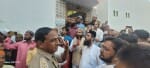 शहर के मोहल्ला शेर मोहम्मद में मस्जिद के बाहर मौजूद लोग व पुलिस । संवाद