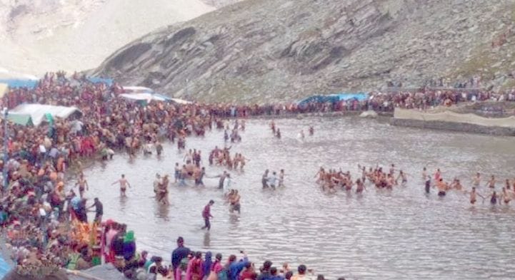 Kailash echoes with the praises of Shiva, devotees take a dip of faith