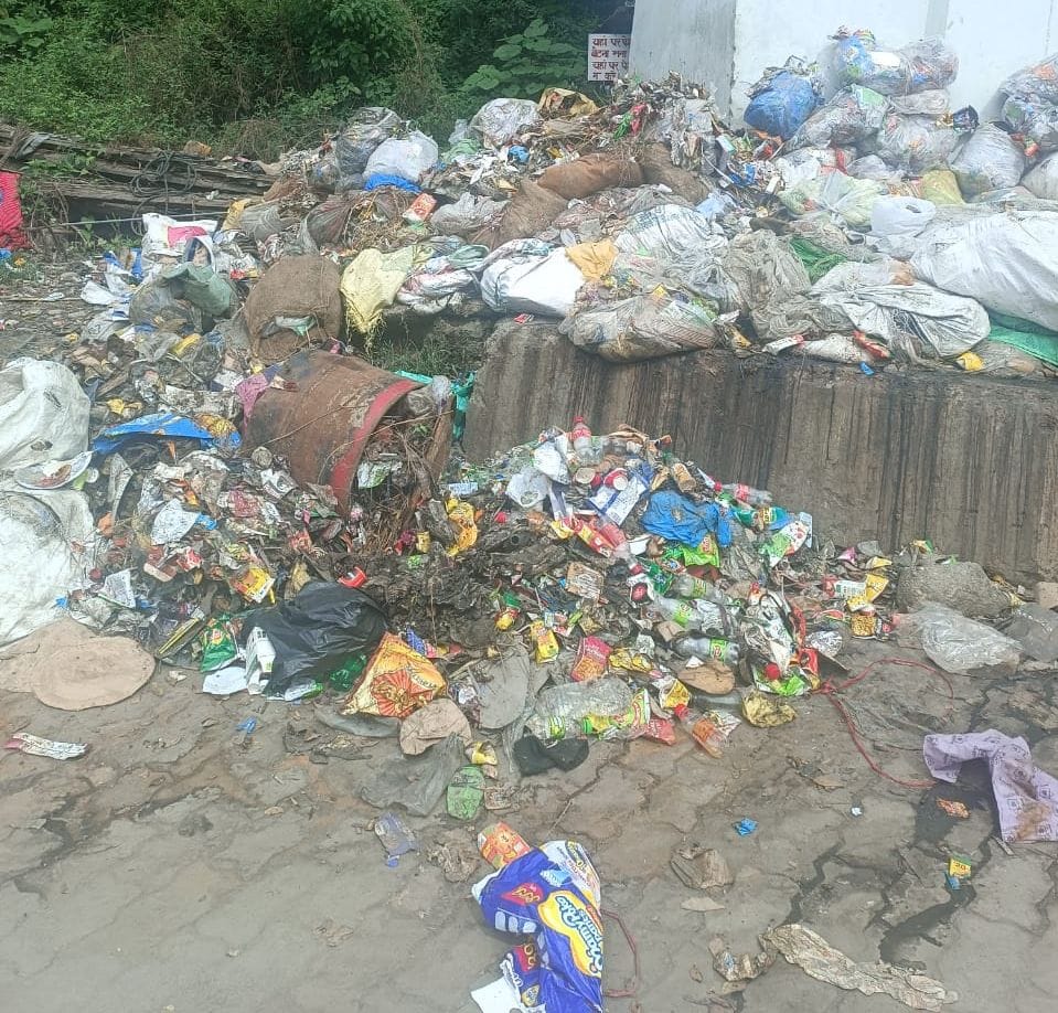 Clash between shopkeepers and contractors over separation of wet and dry waste