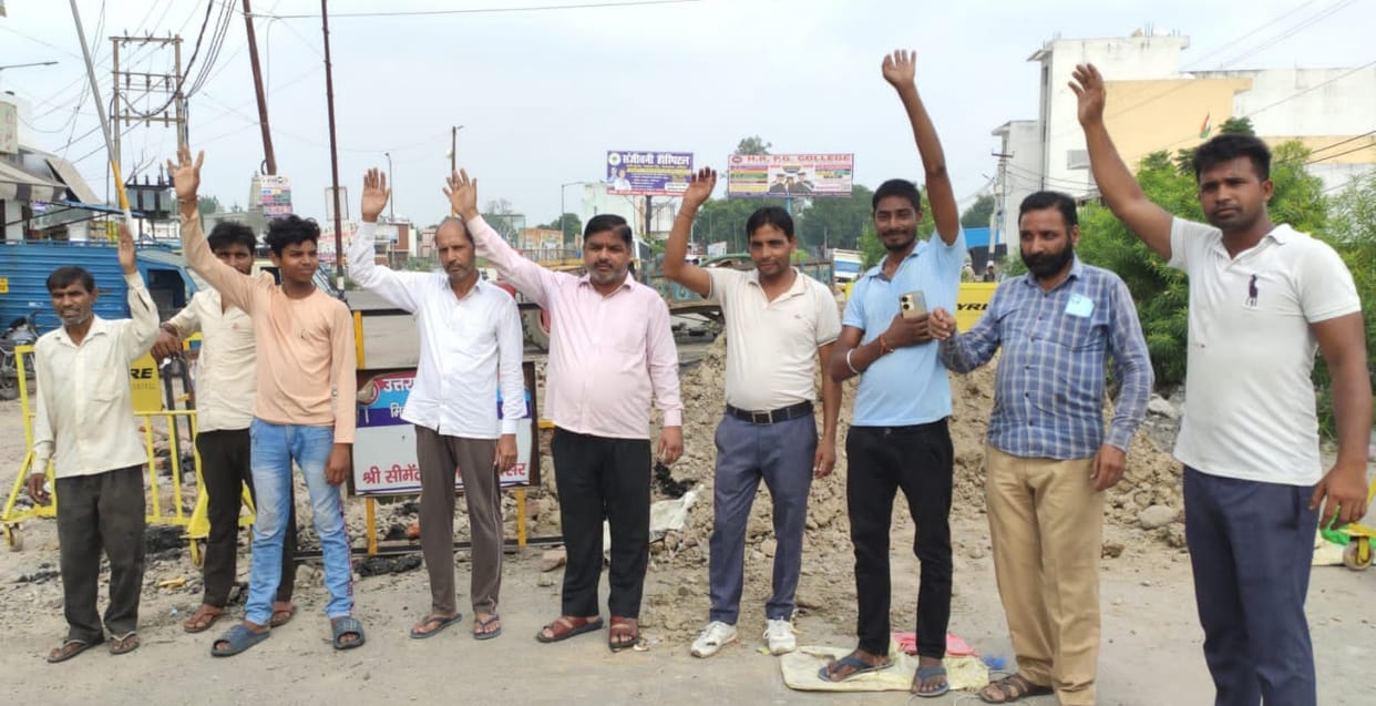 Ruckus among angry shopkeepers due to halt in construction of culvert