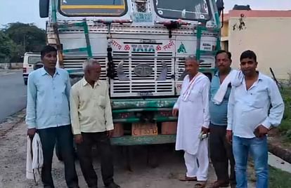 Truck running with fake number plate caught in Harduaganj