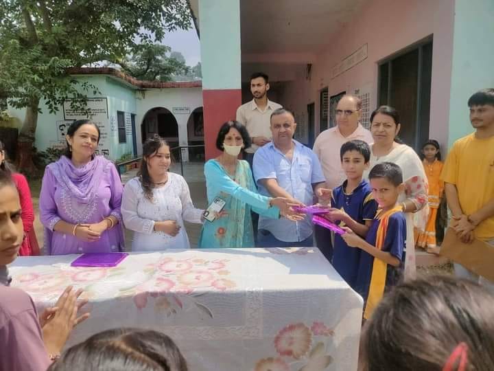 khelkood pratiyogiata organised in poorviya mohalla school