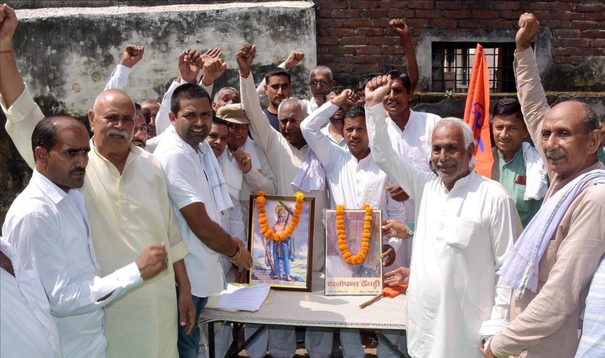 Farmers raised their demands by protesting after Balram Jayanti program