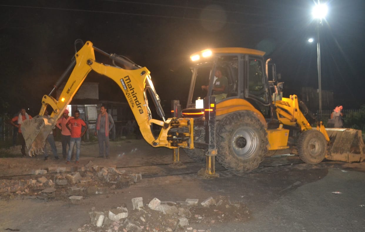 Gate closed due to repair on railway track, jam for ten hours