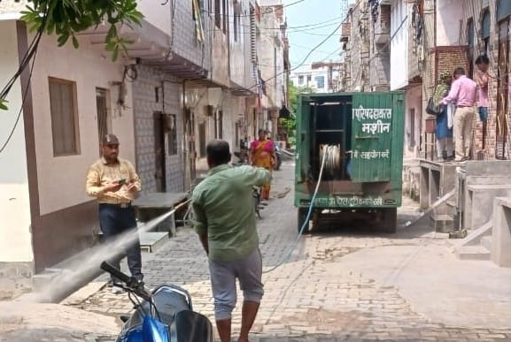 Anti-larva drug sprayed and fogging done in Ahiyapur